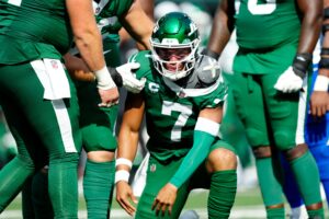 New York Jets quarterback Justin Fields (7) got sacked in back-to-back plays in the fourth quarter before exiting the game, Sunday, September 14, 2025, in East Rutherford.