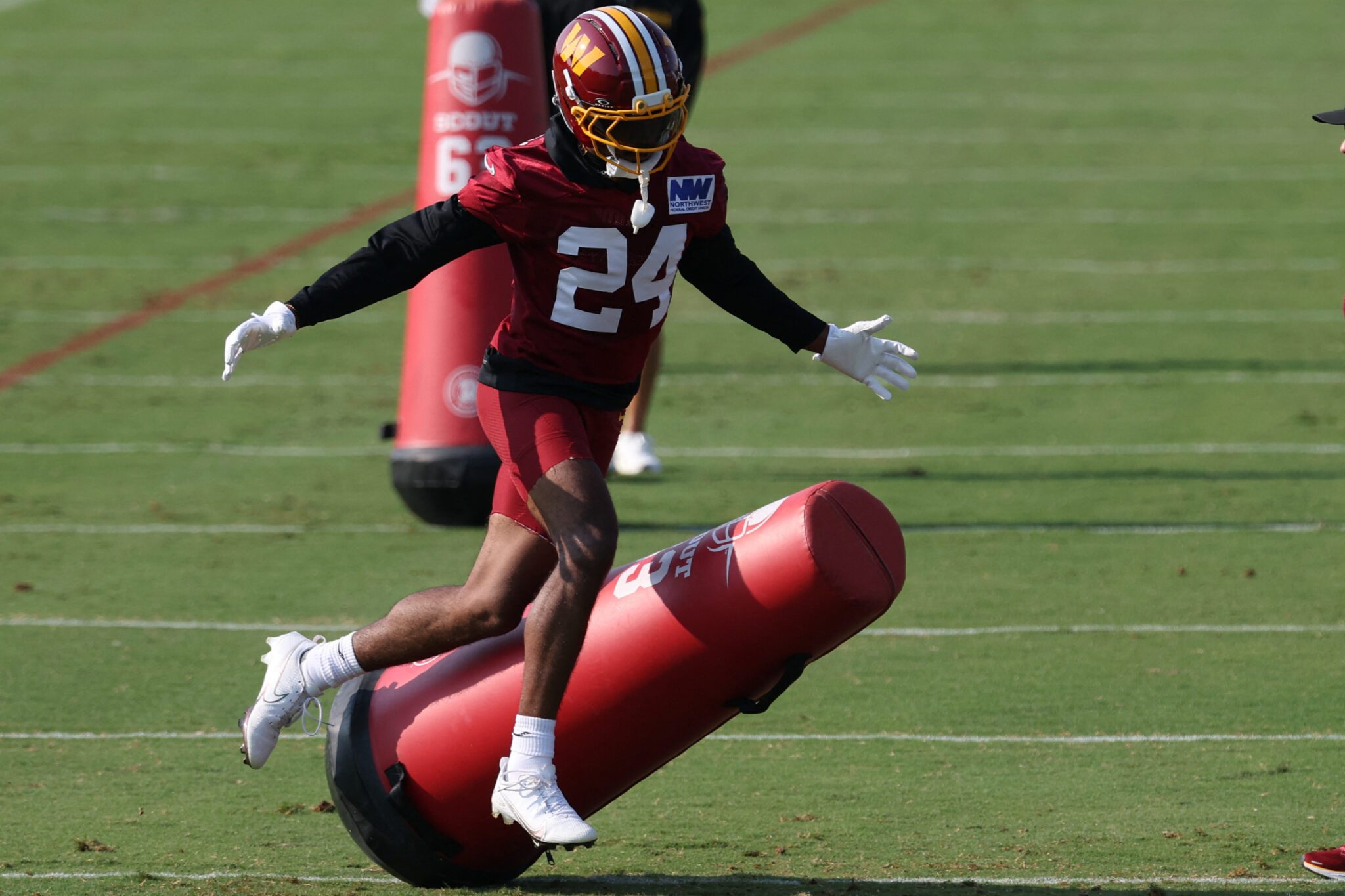 commanders-cb-abruptly-retires-from-nfl-after-practicing-monday