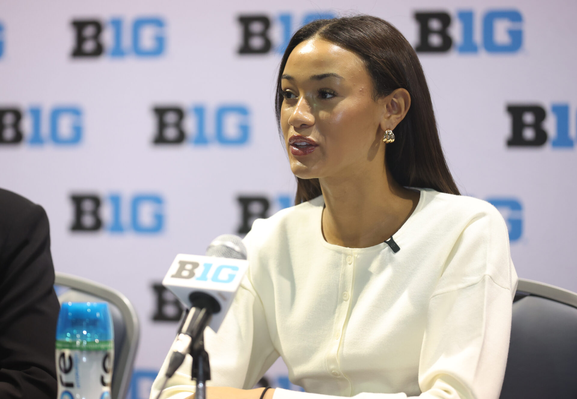 thebiglead.com - Josh Sanchez - Jazzy Davidson stuns at USC basketball media day