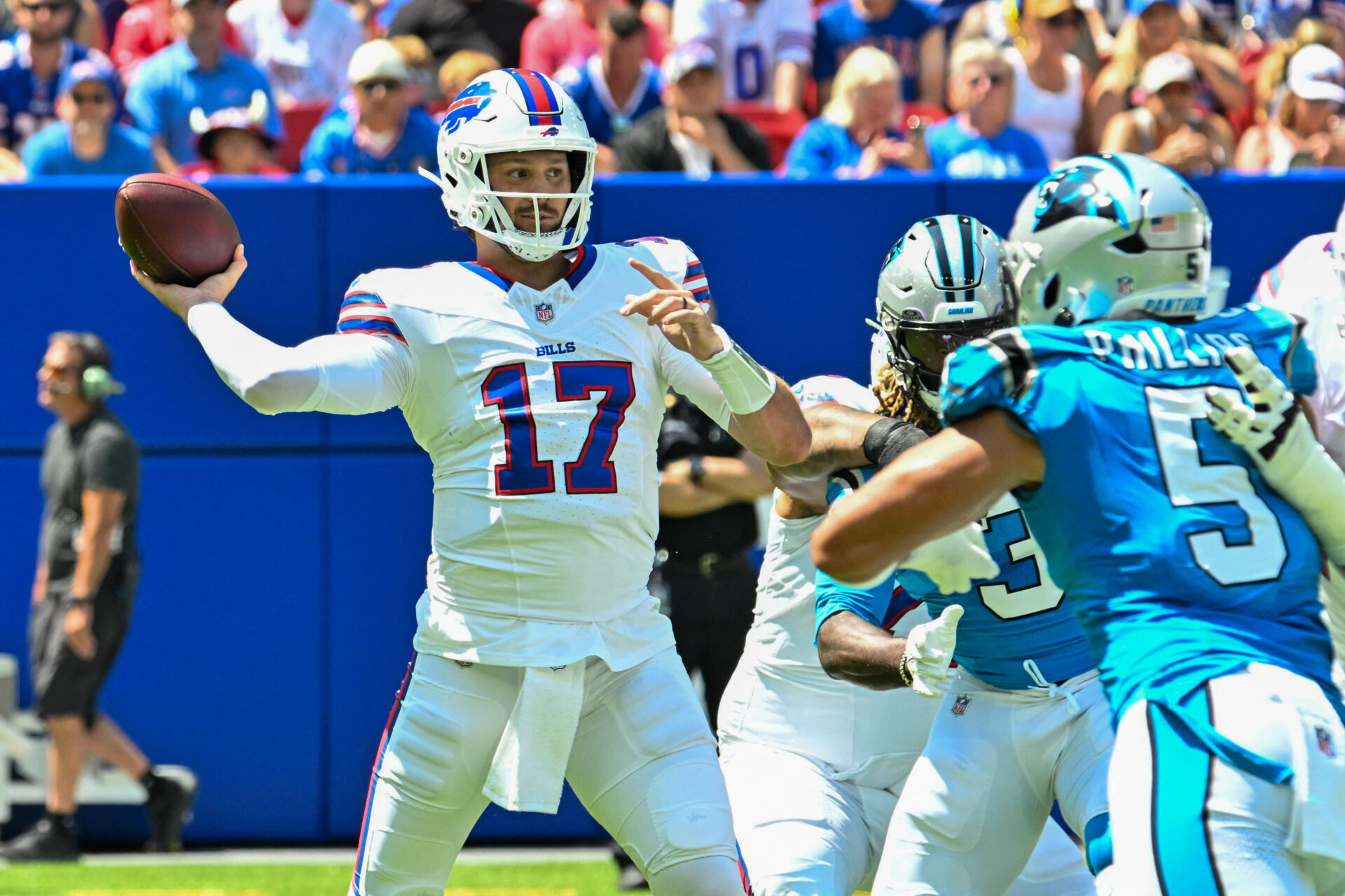 FOOTBALL-NFL-BUF-CAR.jpg