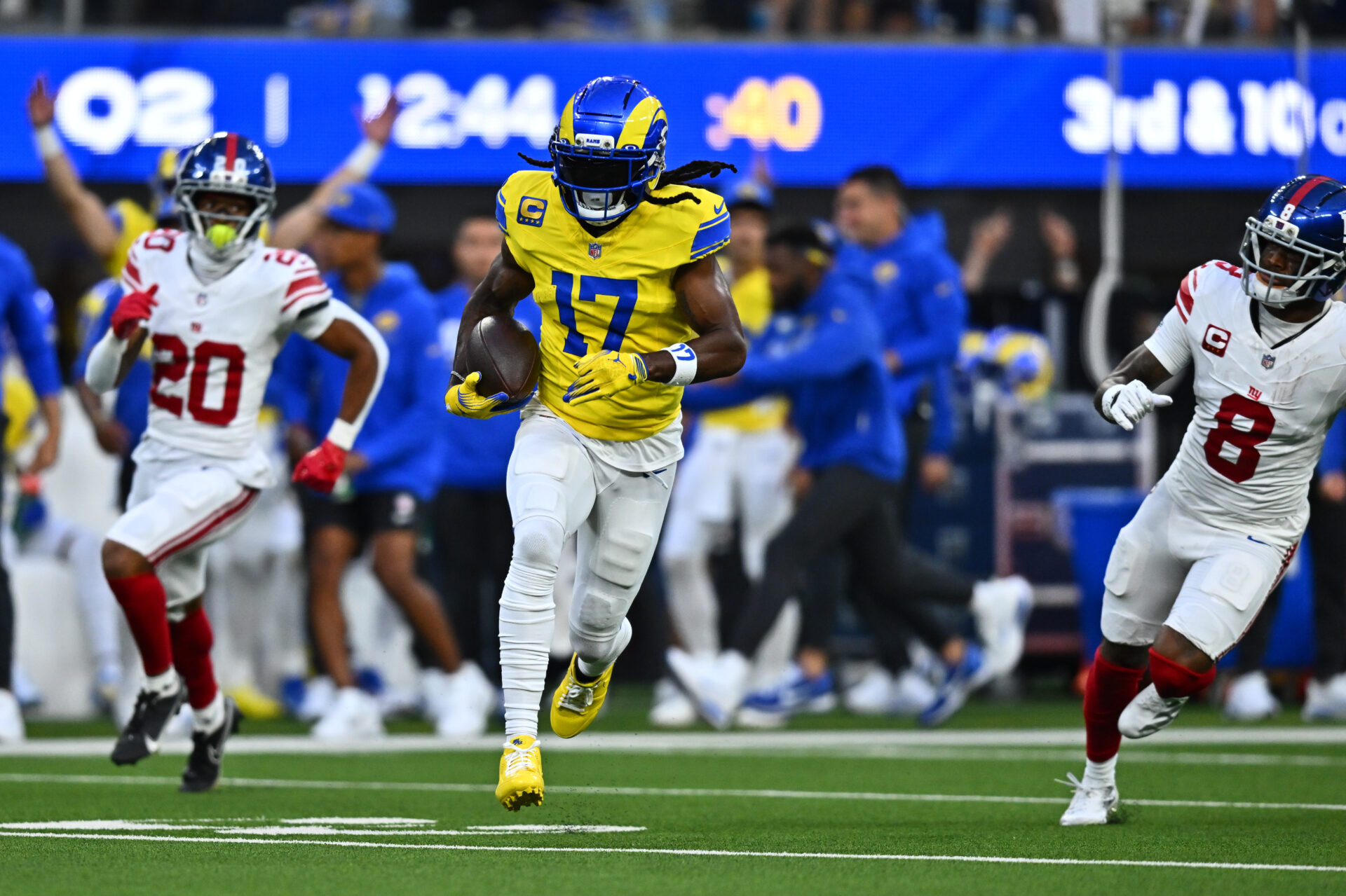 Rams’ Davante Adams flexes ultra rare ‘Taco Bell Purple Card,’ free tacos for li...