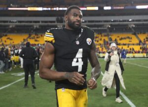 Pittsburgh Steelers wide receiver Dk Metcalf (4) walks off the field after the Steelers fell 30-6 to the Houston Texans during