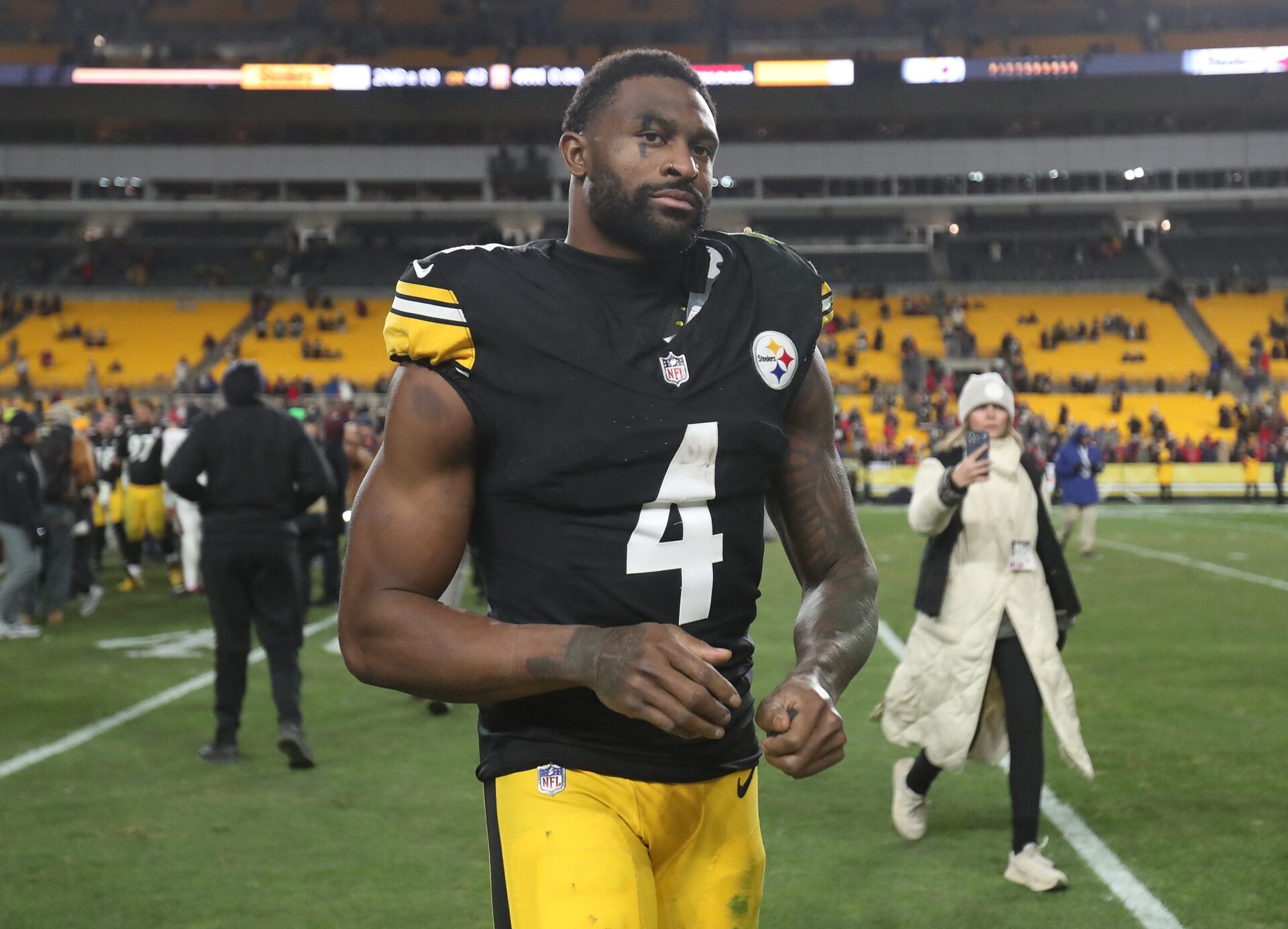 Pittsburgh Steelers wide receiver Dk Metcalf (4) walks off the field after the Steelers fell 30-6 to the Houston Texans during