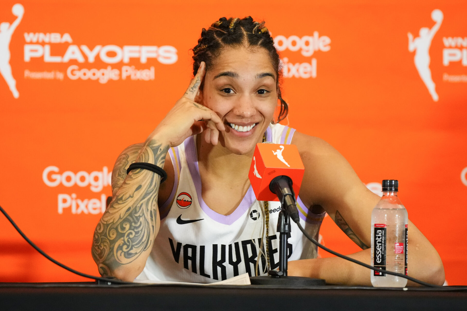 thebiglead.com - Josh Sanchez - Gabby Williams shouts out Deebo Samuel, 49ers with WNBA Finals Game 2 fit