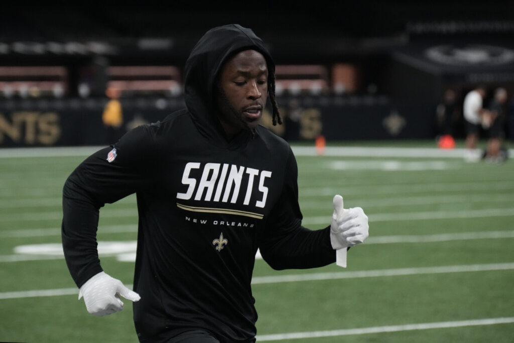 Alvin Kamara returns to Saints-Falcons after knee scare in third quarter