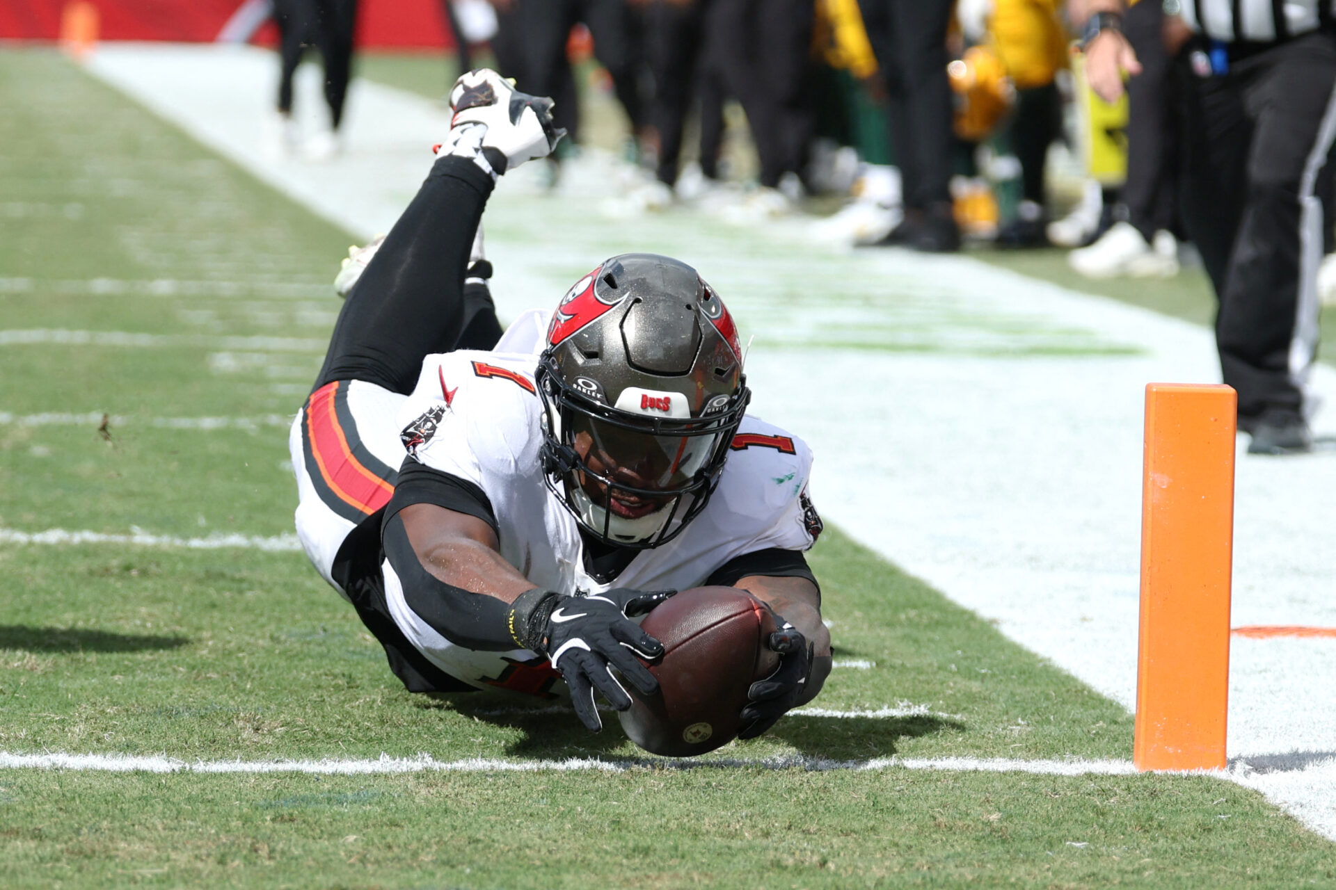Week 8 RB start-sit: Compare Jones, Gainwell, Henderson, and Dowdle.