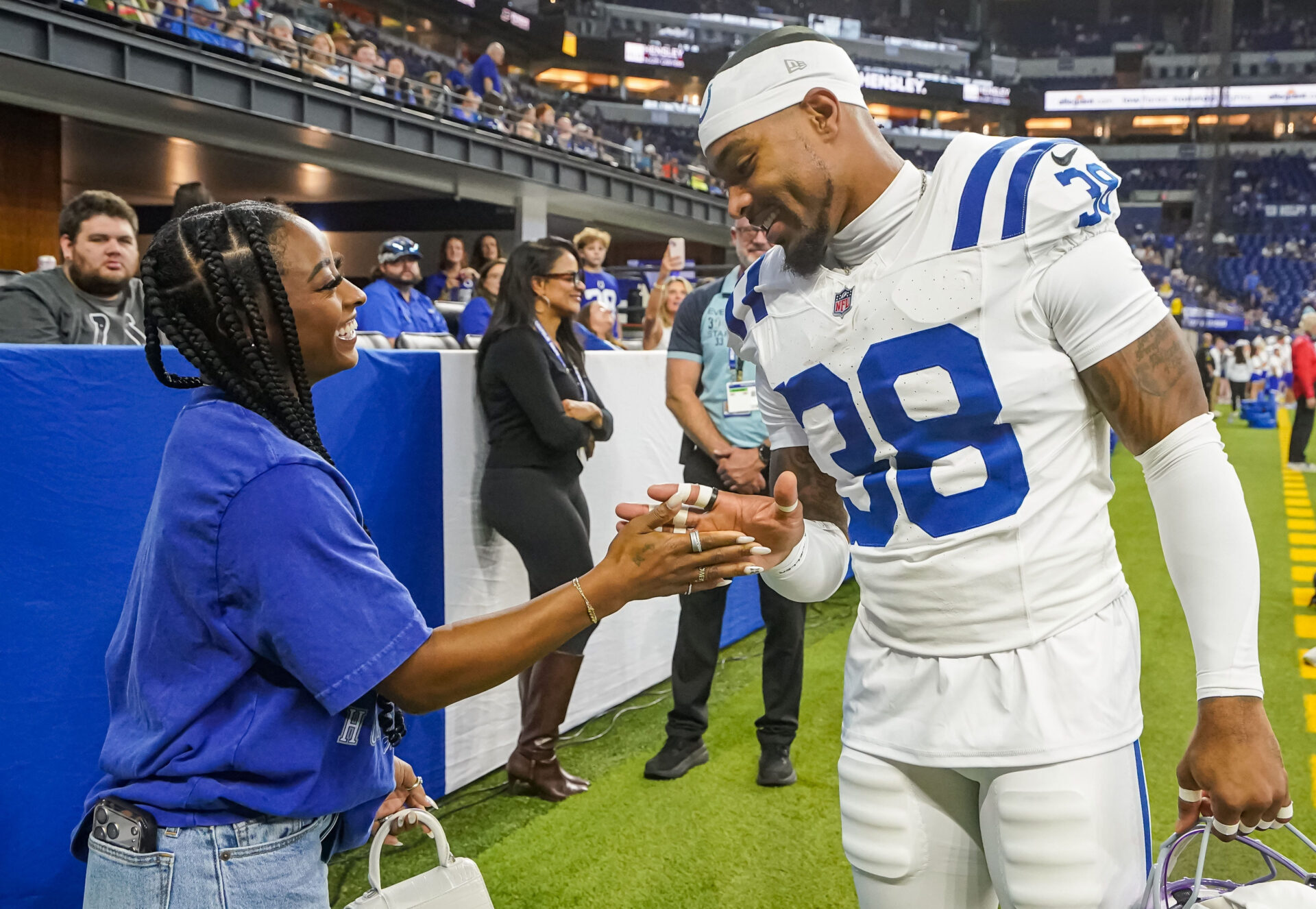 Simone Biles kisses and does a handshake with her husband Indianapolis Colts safety Jonathan Owens (38) on Saturday, Aug. 29,