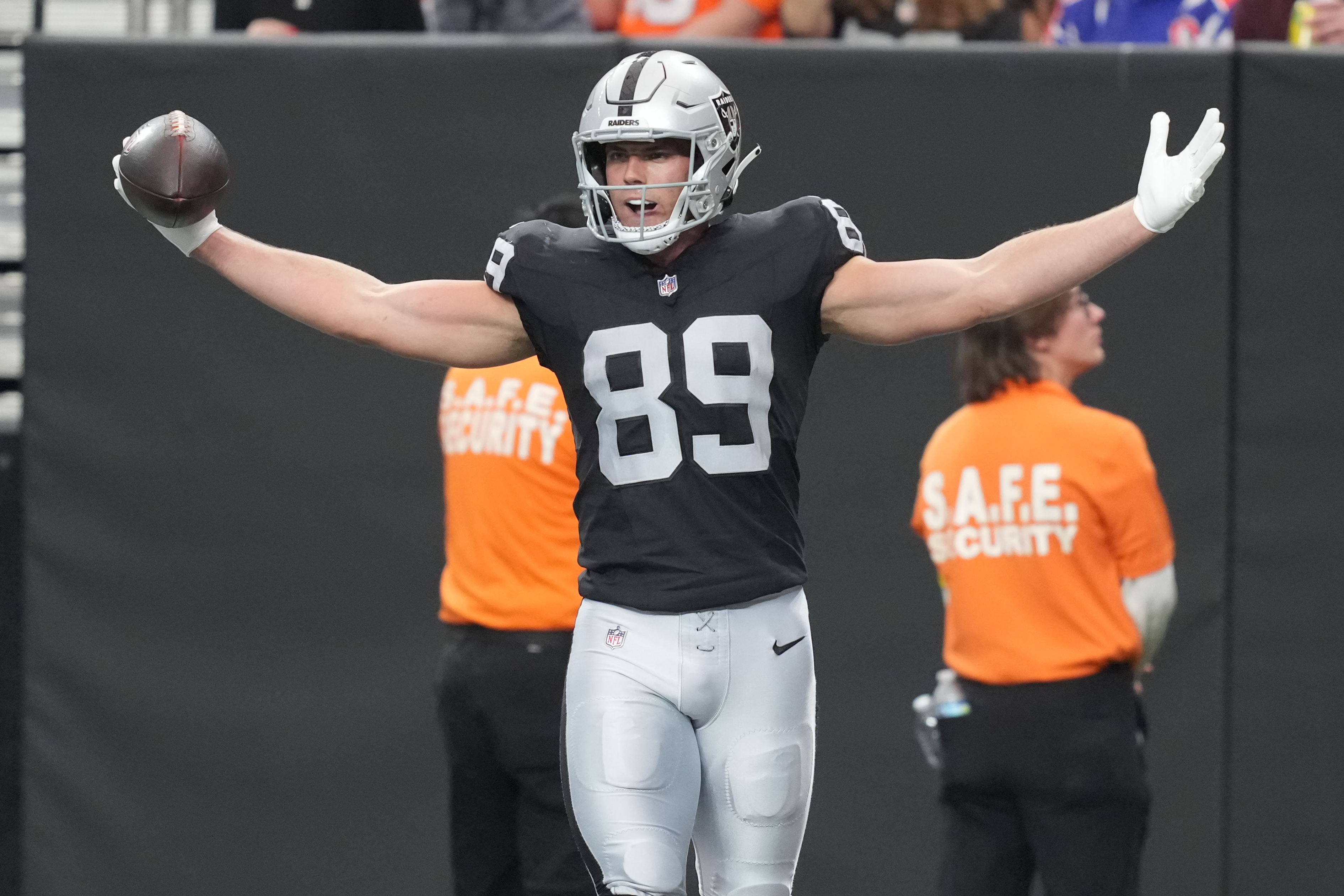 Bold predictions for NFL Week 6: Brock Bowers, Jordan Love & more—informative insights ahead.